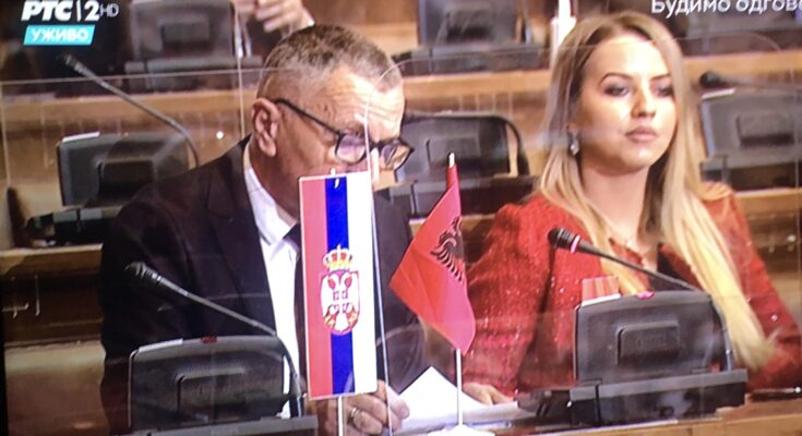Shaip Kamberi /Deputeti i Preshevës vendos flamurin kombëtar shqiptar në Parlamentin e Serbisë... - Open News