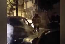 Dy makina përfshihen nga flakët në Vlorë, policia heton shkaqet