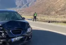 Aksident në Bulqizë: Dy makina përplasen, njëri automjet përfundon jashtë rrugës