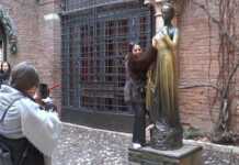 “Taksë dashurie” në Veronë: 12 euro për të prekur statujën e Zhulietës