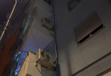 85-vjeçarja rrëzohet aksidentalisht nga kati i tretë në Korçë, shpëtohet nga policia dhe zjarrfikësit