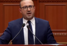 “Lushnja qelbet, po na helmoni qytetin” – Saimir Korreshi shpërthen në Kuvend për ndotjen: “Zgjidheni, është turp!”