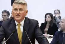 Agron Gjekmarkaj dorëhiqet nga posti i nënkryetarit të PD, Berisha refuzon dorëheqjen