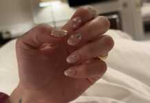 “Thonjtë e natës me yje”, manikyri minimalist i Dua Lipës që po frymëzon fundvitin