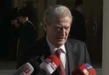 Sali Berisha uron besimtarët për Krishtlindje: “Ta festojmë me besim e shpresë”