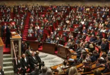 “Numri i nevojshëm i votave nuk u mblodh” – Mocioni i mosbesimit ndaj qeverisë franceze dështoi