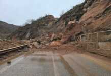 Rrëshqitje masive gurësh bllokojnë totalisht rrugën Librazhd–Prrenjas, qindra automjete të bllokuara