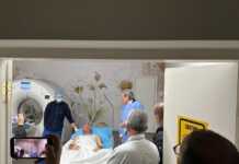 Berisha: “Deputetin Nallbati e goditën me urdhër politik” – Vizitë në Spitalin e Traumës pas përplasjeve