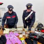 Karabinierët arrestojnë 28-vjeçarin shqiptar: “Drejtonte celulë droge me 10 kg lëndë narkotike”