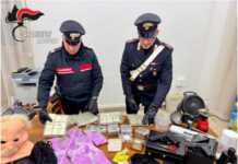 Karabinierët arrestojnë 28-vjeçarin shqiptar: “Drejtonte celulë droge me 10 kg lëndë narkotike”