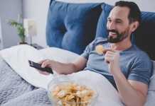 “Ha lehtë, fli thellë”: Si ndikon darka në cilësinë e gjumit