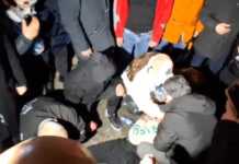 Tension në protestën e opozitës, një i ri mbetet pa ndjenja pas gazit lotsjellës