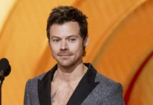 Harry Styles ironizon vijën e flokëve gjatë intervistës: “Kjo vijë flokësh, ama…”