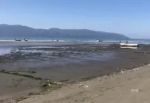 Zbaticë e pazakontë në Vlorë, varkat e peshkimit mbeten në cekëtinë