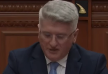 “Kur fshihen qyrrat duhet të dënoheni me 30 ditë, kur teshtini 60 ditë” – Taulant Balla ironizon Agron Gjekmarkajn