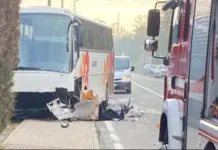 Aksident në Greqi, 13 të plagosur pas përplasjes mes një autobusi me nxënës dhe një makine