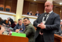 “Frikacaku 0900 me tel në dorë” – Noka reagon pasi gardisti vendoset pranë tavolinës së Ballës në Kuvend
