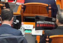 “Dorëheqje, o derëzinj!” – Opozita mbush Kuvendin me pankarta, nis seanca për imunitetin e Ballukut