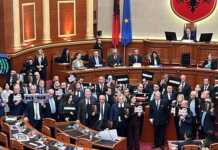 Mazhoranca rrëzon kërkesën e SPAK, opozita bllokon foltoren dhe Rama largohet me urgjencë