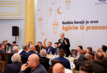 Sali Berisha merr pjesë në iftarin e Bashkisë Kavajë për Natën e Kadrit