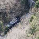 Aksident në aksin Gusmar–Nivicë, makina perfundon në humnerëdrejtuesi i mjetit jashtë rrezikut për jetën