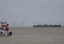 Ndalohet trafiku i cisternave në Hormuz pas sulmeve në Liban