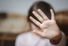 Tronditje në Greqi: Mësuesi i muzikes arrestohet për abuzim me nxënësen 14-vjeçare në Hania