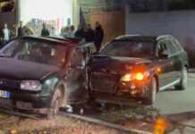 “Nuk i ndaloi policisë” – Përplaset me makinë të parkuar në Fier, shoferi dërgohet në spital