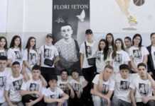 Homazhe në gjimnazin e Durrësit për 17-vjeçarin që humbi jetën gjatë orës së fiskulturës