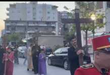 E Premtja e Madhe në Vlorë – besimtarët ortodoksë kremtojnë me rite dhe procesionin e epitafit