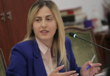 “Janë mbi çdo pushtet” – Ina Zhupa akuzon Taulant Ballën për standard të dyfishtë ndaj gjyqësorit