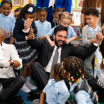 Barack Obama dhe Zohran Mamdani surprizojnë fëmijët në New York – bashkohen në këngën ‘The Wheels on the Bus’