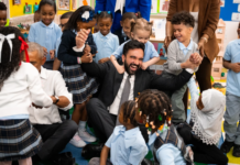 Barack Obama dhe Zohran Mamdani surprizojnë fëmijët në New York – bashkohen në këngën ‘The Wheels on the Bus’