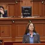 Kumbaro në Kuvend: Licencimi i mësuesve nuk është vendim i ri, por detyrim ligjor që nga 2011–2012