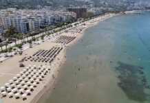 Bashkia e Vlorës “godet” pushuesit: rriten tarifat e plazheve publike në 700 lekë për çadër dhe shezlong