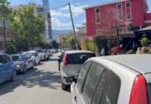 Parkim pa kriter pranë Gjykatës në Vlorë: bllokokohet trafiku në një nga zonat më të ngarkuara