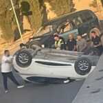 Makina përmbyset pranë qendrës tregtare në Tiranë – shpëton shoferja