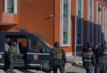 “Goditet grupi me 26 anëtarë”/ Operacion i gjerë antidrogë në Elbasan, dhjetëra urdhër-arreste dhe kontrolle
