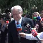“Unë erdha”/ Sali Berisha shmang pyetjet për ‘non-grata’, pritet me duartrokitje në Kuvend