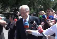 “Unë erdha”/ Sali Berisha shmang pyetjet për ‘non-grata’, pritet me duartrokitje në Kuvend