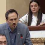 “Deputetja juaj po denoncon kërcënime nga Bajrat, ju thoni jemi tradhtuar!” – Redi Muçi shpërthen në Kuvend: Rezoluta e PE ju nxiu faqen