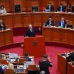 “A e kuptoni si jeni në piramidën e narkoshtetit? Në krye jeni ju” – Berisha akuza të forta nga Kuvendi