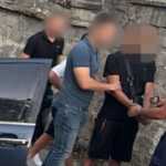 I maskuar dhe me kallashnikov hyri për të grabitur një banesë! Arrestohet 21-vjeçari, në pranga edhe bashkëpunëtori i një grabitjeje me dhunë