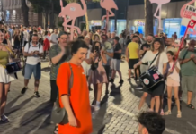 “Do të martohesh me mua?” Propozim surprizë në mes të protestës në Tiranë, çifti emocionon pjesëmarrësit