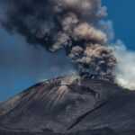 Etna shpërthen sërish, re gjigante hiri mbi Siçili kufizohen fluturimet në aeroportin Katanias