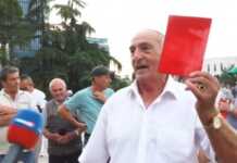 “Edi Rama është i përjashtuar”, pensionisti i jep “kartonin e kuq” kryeministrit gjatë protestës