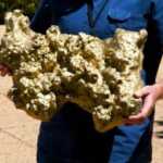 Besonte se kishte gjetur ar, por pas 3 vitesh zbuloi një thesar nga hapësira: meteoritin 4.6 miliardë vjeçar