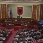 Seanca e fundit parlamentare mbyllet me tensione, demokratët bllokojnë foltoren dhe mazhoranca voton projektligjet