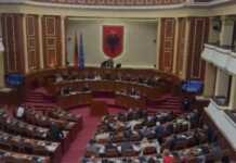 Seanca e fundit parlamentare mbyllet me tensione, demokratët bllokojnë foltoren dhe mazhoranca voton projektligjet