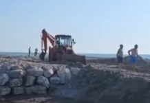 “Ujërat e zeza derdhen në det”/ Alarm në Durrës në kulmin e sezonit turistik, ndërhyhet për bllokimin e kanalit
